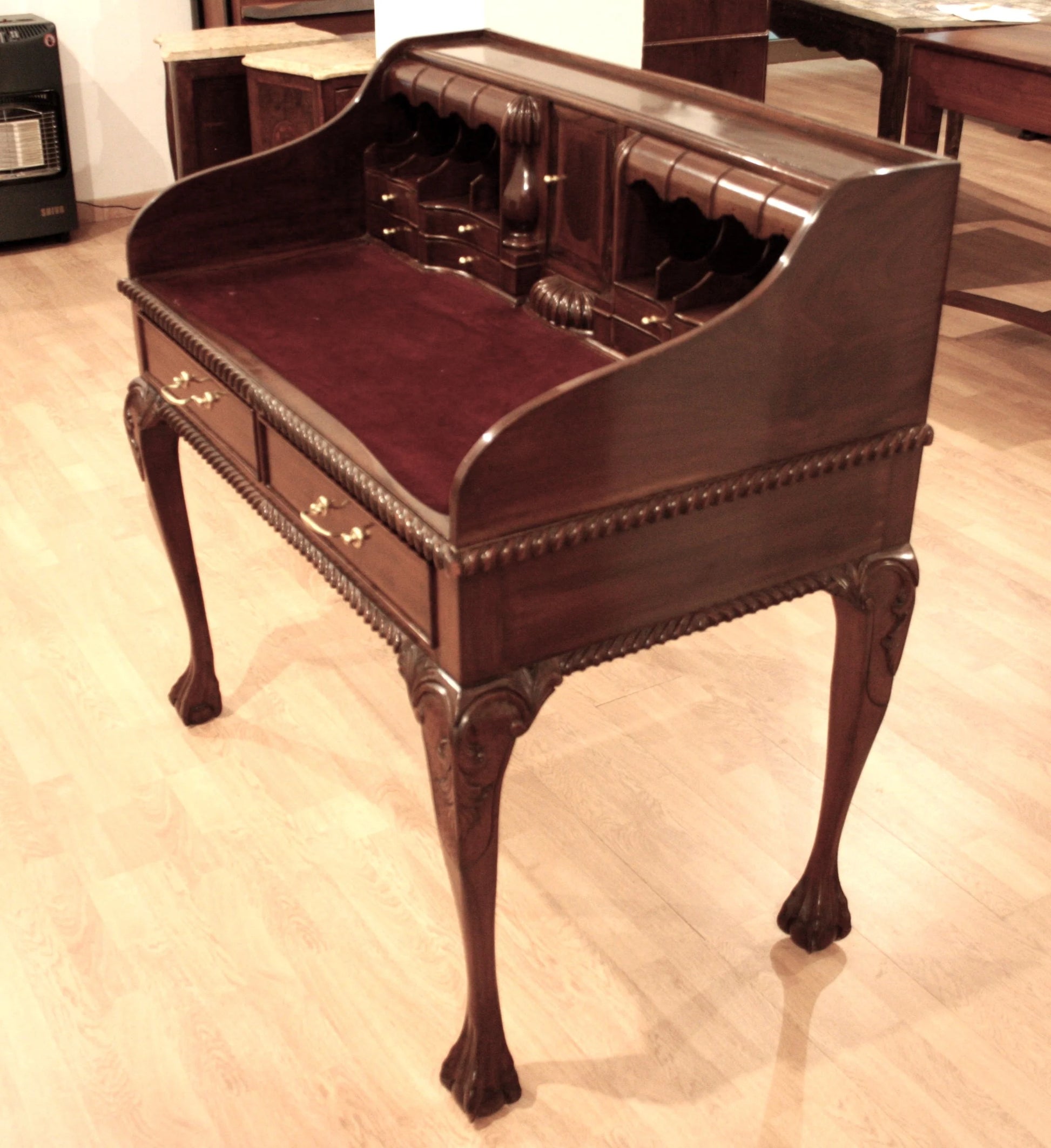 Bureau ancien anglais de style Chippendale en noyer, avec pieds arqués et plateau en cuir