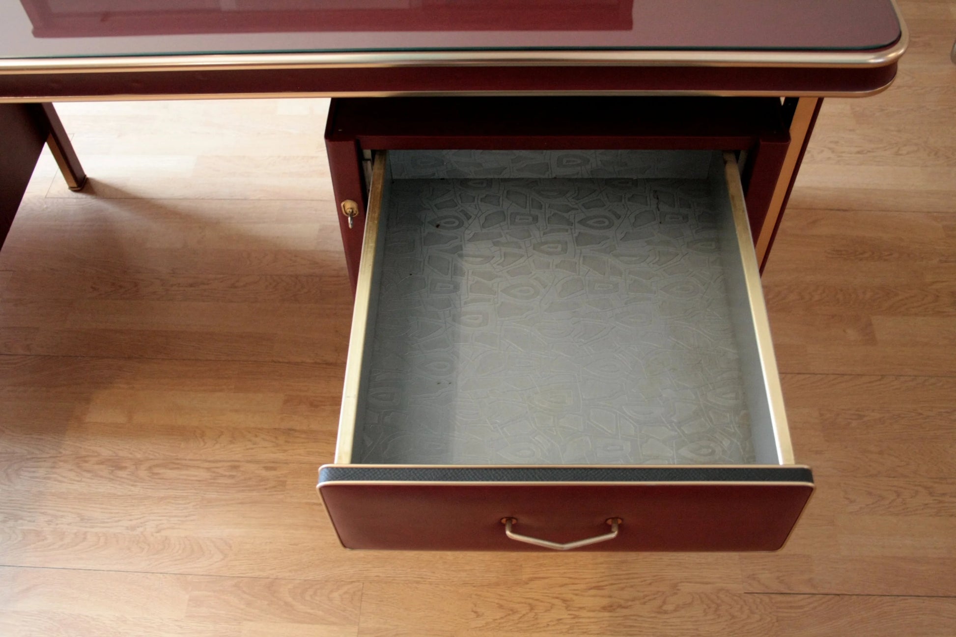 Open scrivania ministeriale disegnata da umberto mascagni in similpelle bordeaux con cassetto aperto e dettagli in ottone
