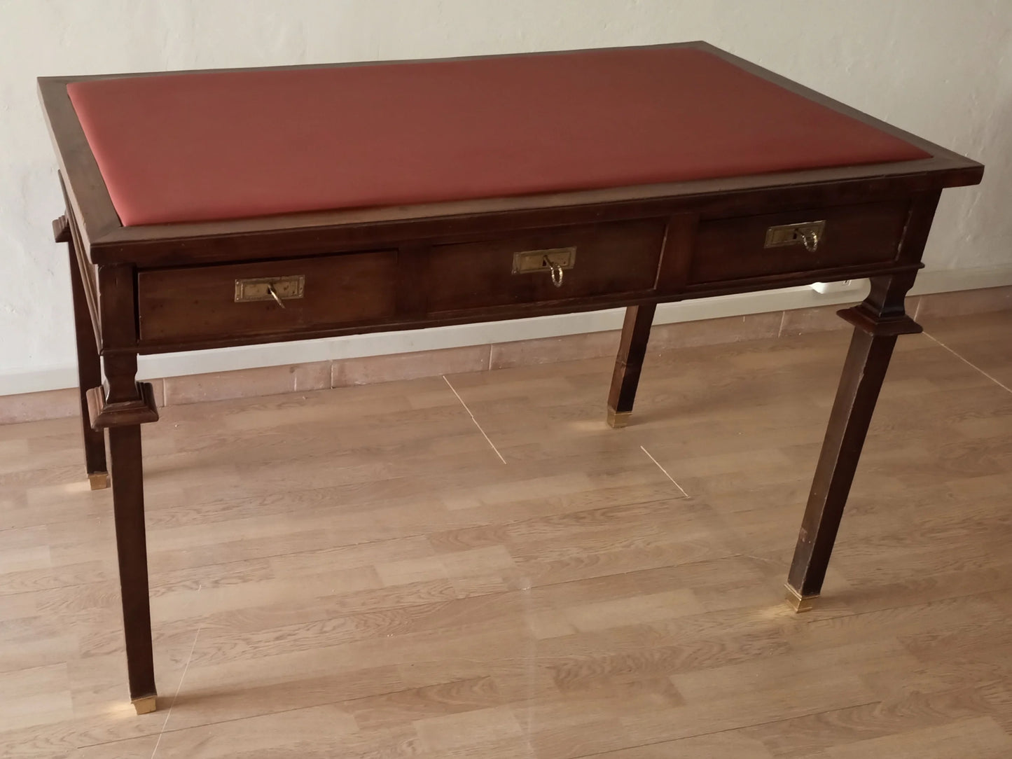 Scrivania stile impero in noce con piano in pelle rossa e due cassetti dettaglio stile impero noce