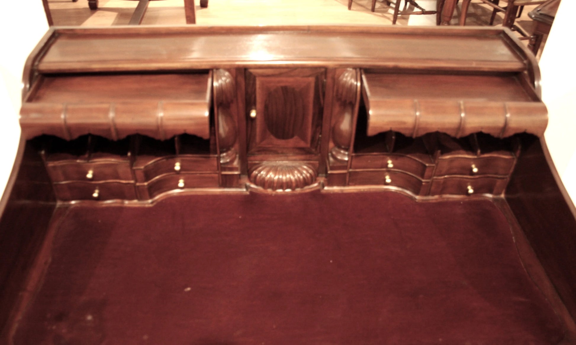 Bureau en noyer de style Chippendale anglais orné, avec secrétaire et pieds arqués décorés de bois