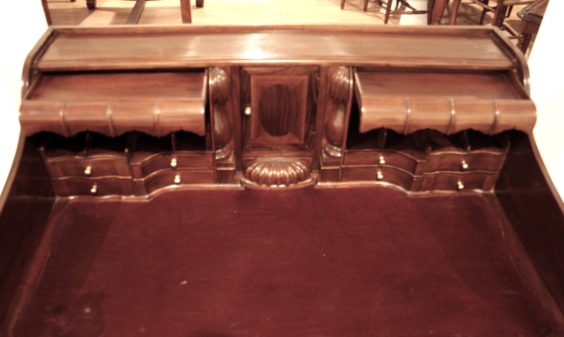 Bureau en noyer de style Chippendale anglais orné, avec pieds arqués et détails sculptés décoratifs