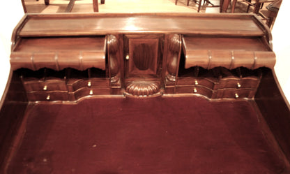 Bureau en noyer de style Chippendale anglais orné, avec pieds arqués et détails sculptés décoratifs