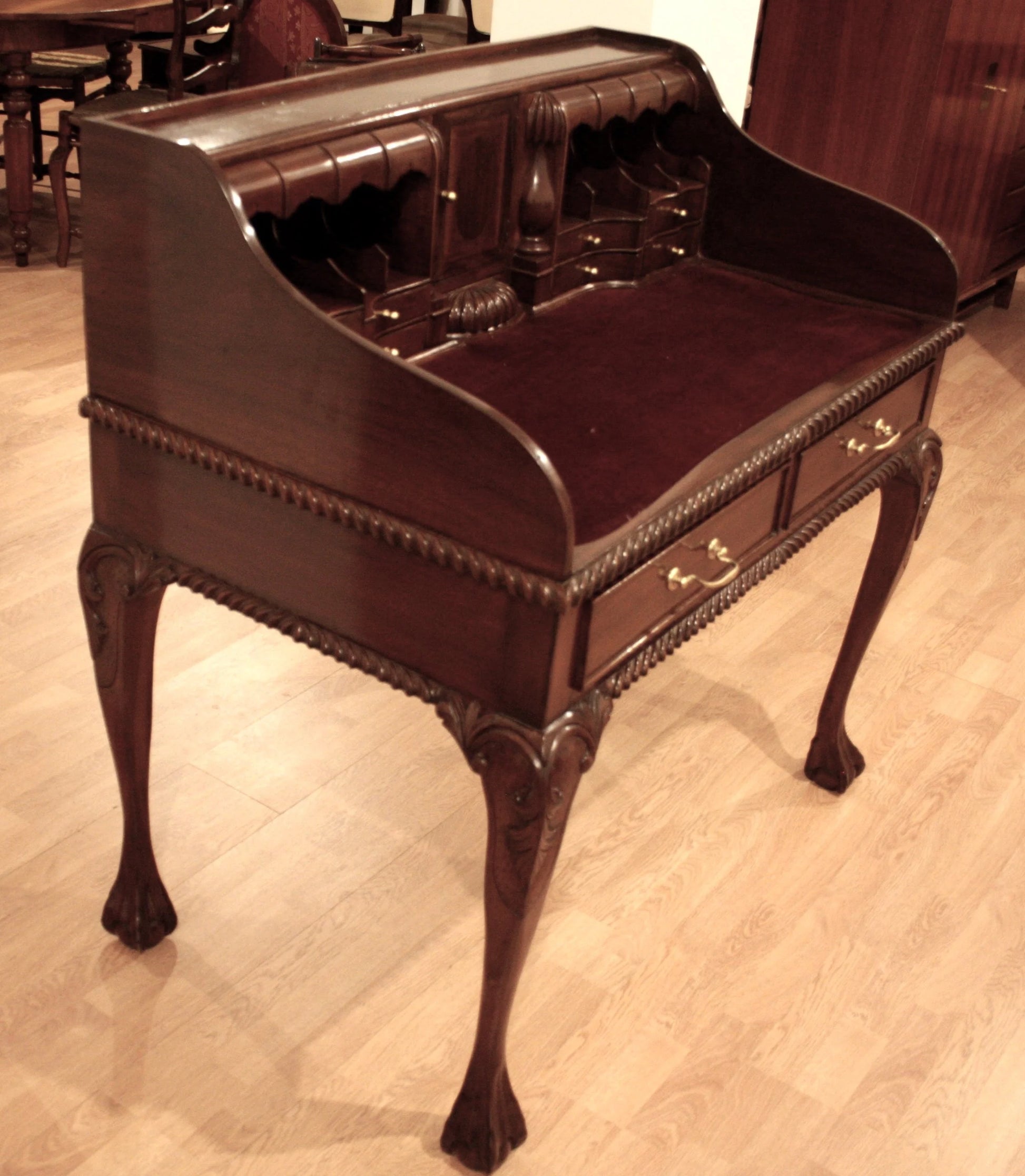 Bureau en noyer de style Chippendale anglais orné, avec pieds arqués et détails décoratifs