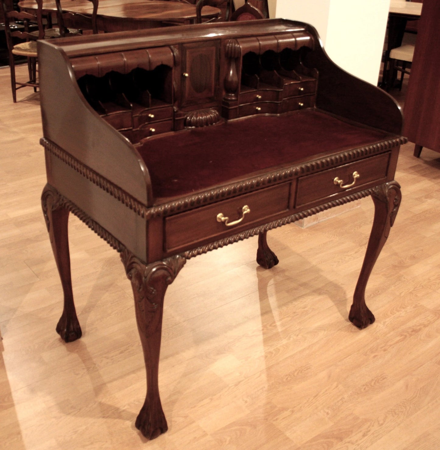 Bureau en noyer de style Chippendale anglais orné, avec pieds arqués et quincaillerie en laiton