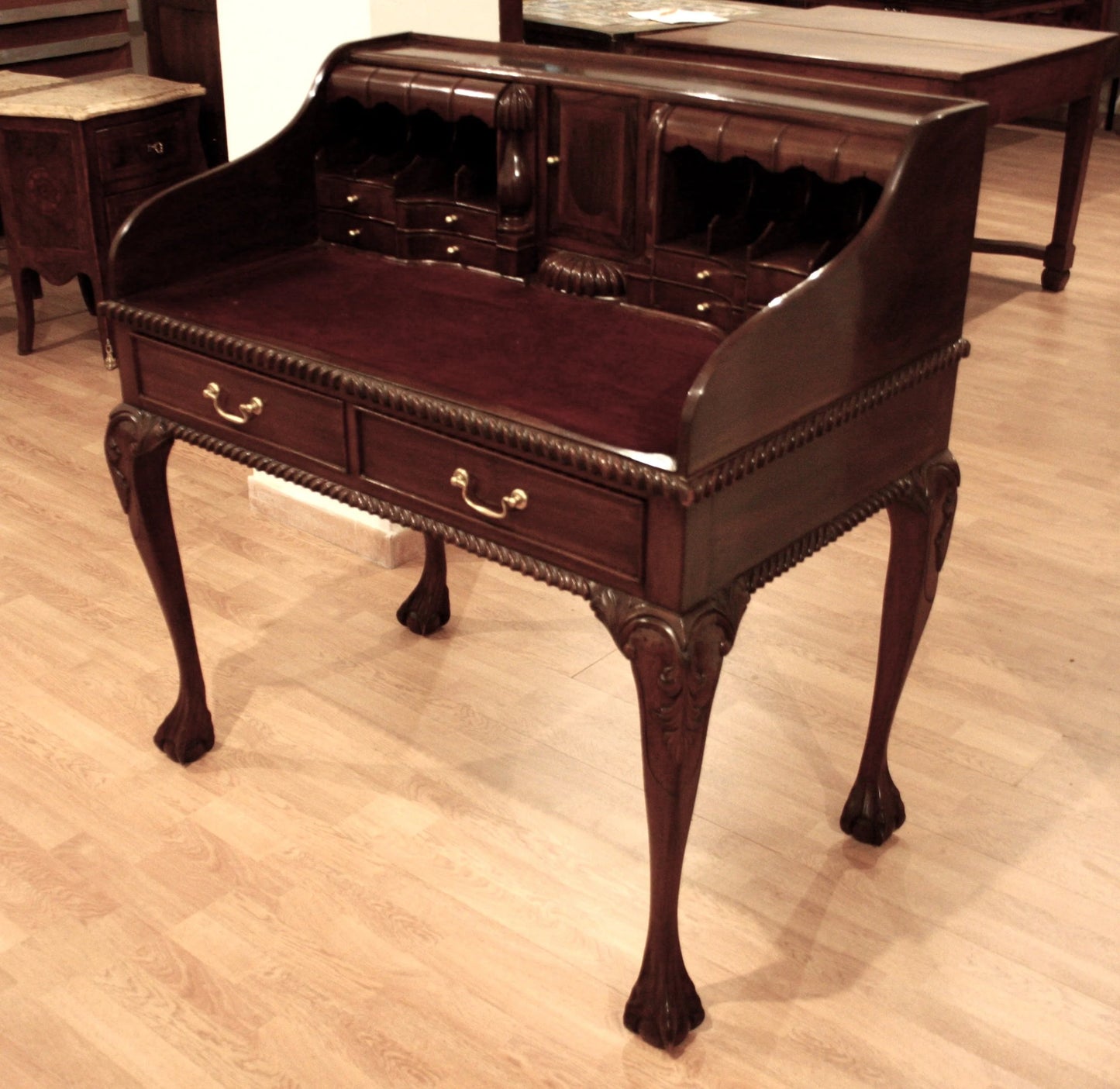 Bureau en noyer de style Chippendale anglais, avec pieds arqués et quincaillerie en laiton ouvragée