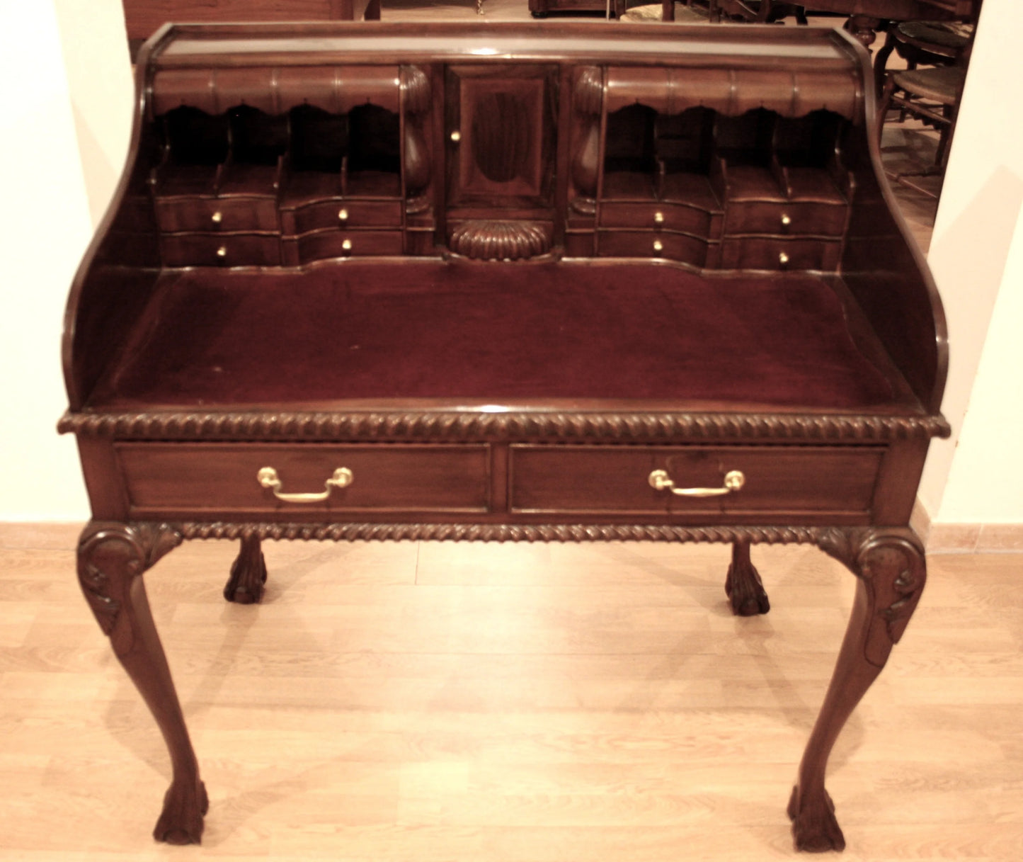 Bureau de style Chippendale anglais orné en noyer, avec pieds arqués et nombreux tiroirs.
