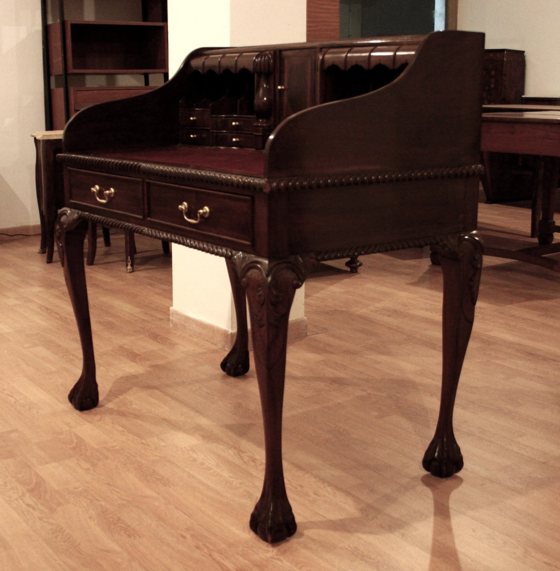 Bureau de style Chippendale anglais orné, avec pieds arqués et secrétaire en éco-cuir noyer
