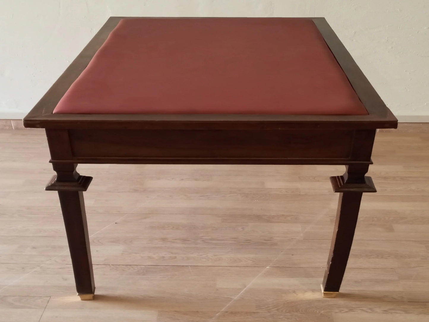 Scrivania stile impero in noce con piano quadrato in pelle rossa e piedini in ottone vintage ottocento