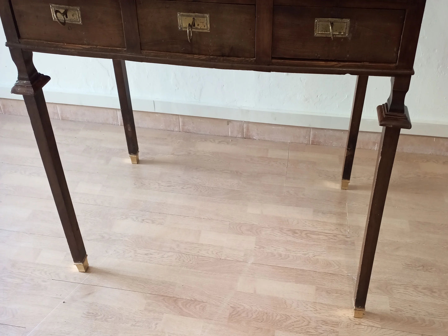 Scrivania stile impero in noce con tre cassetti, piedi in ottone e piano in pelle vintage ottocento