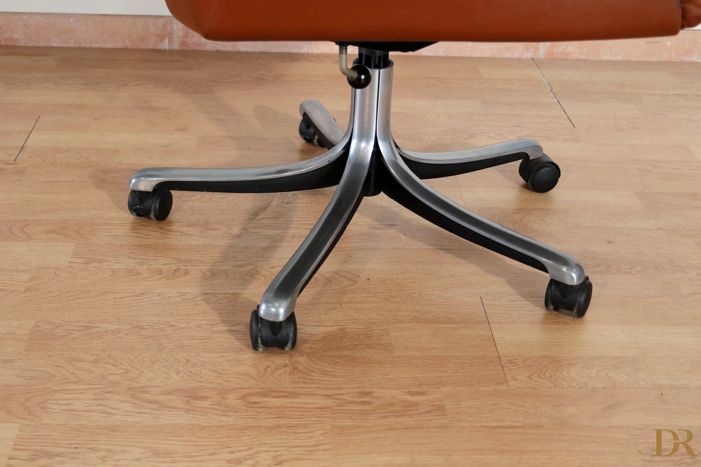 Base a cinque stelle cromata con ruote nere sotto sedia da ufficio direzionale p126 executive osvaldo per ufficio tecno p126