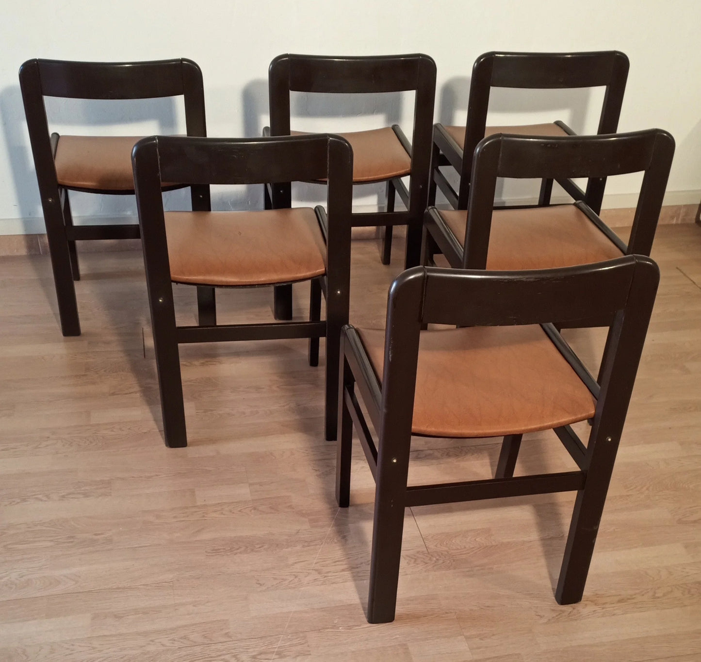Set di cinque sedie da pranzo vintage brutaliste in legno scuro con sedili in pelle marrone chiaro anni 70
