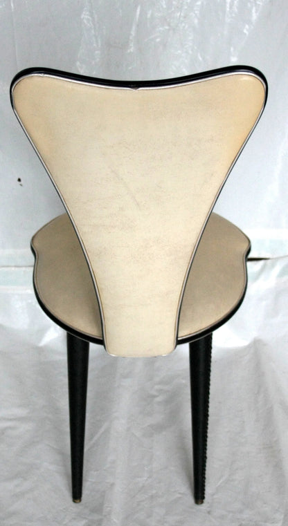 Sedia umberto mascagni anni 60 in ecopelle bianca con trim nero e design triangolo irregolare