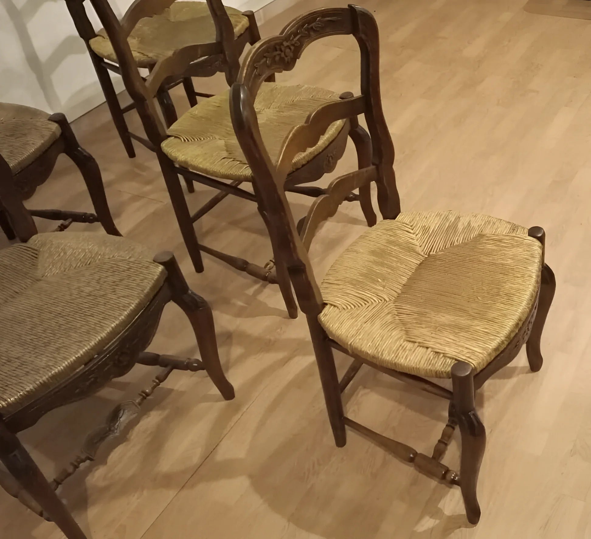 Sedia provenzale rustica in rovere massello ottocento con seduta intrecciata in giunco, restaurata in ottime condizioni