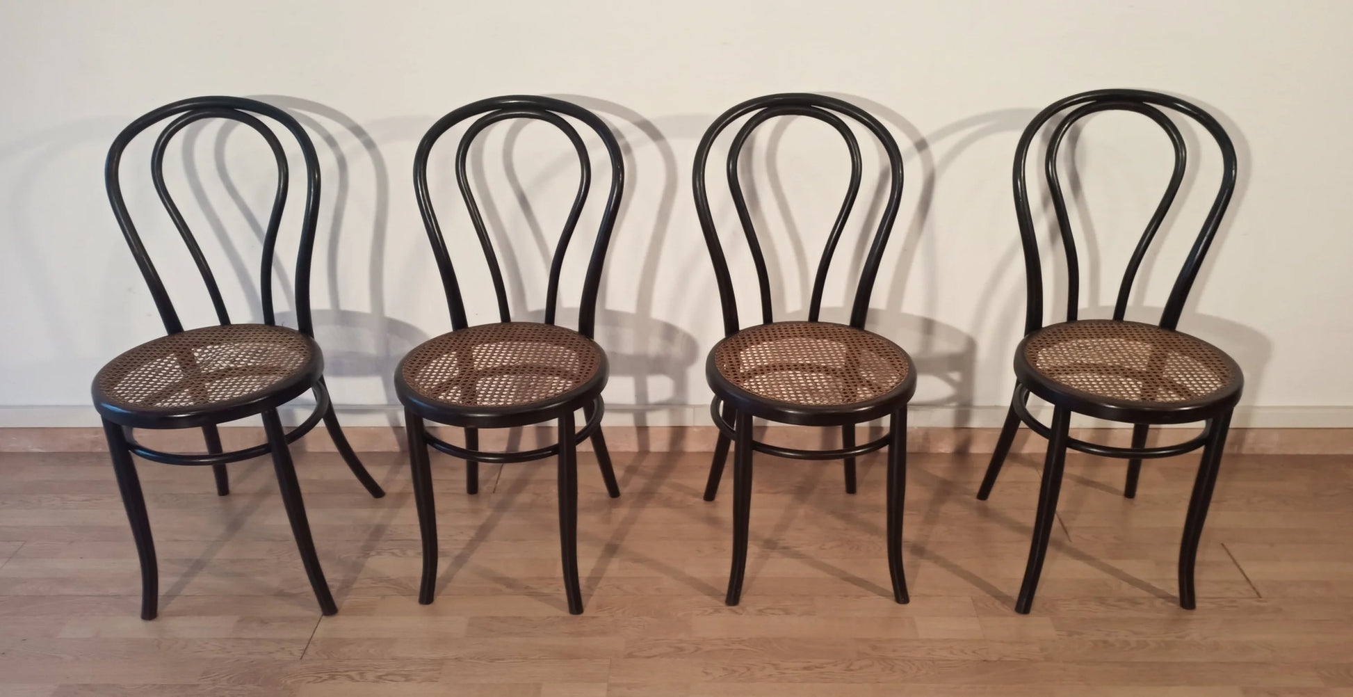 Set di 4 sedie da pranzo nere in faggio curvato stile thonet italia con seduta in paglia intrecciata