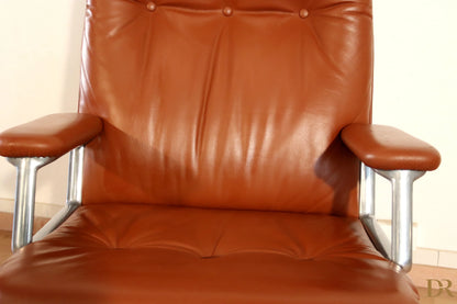 Poltrona ufficio tecno p126 in pelle marrone con schienale capitonnè e struttura metallica cromata di osvaldo borsani