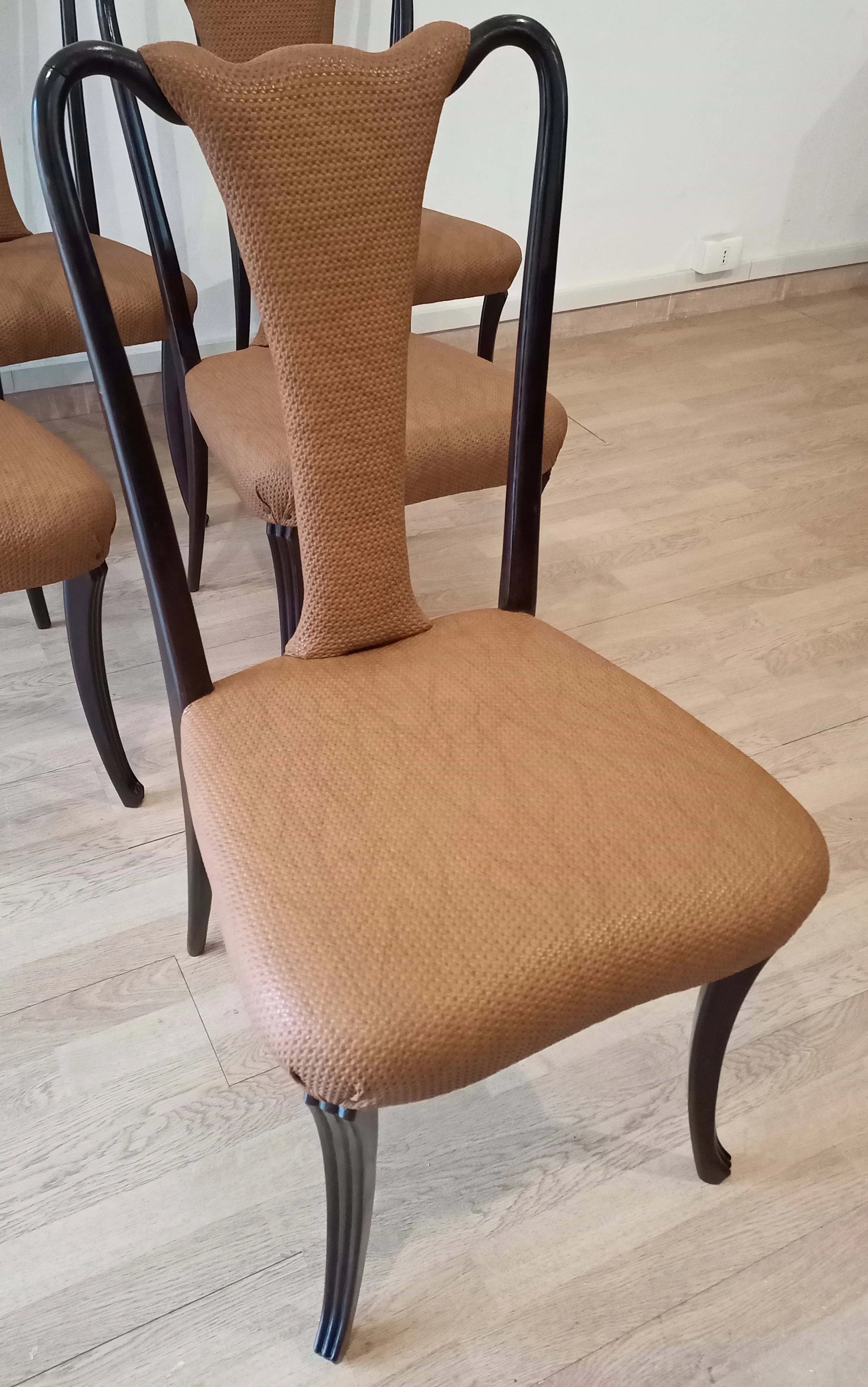 Dining chair con rivestimento marrone e gambe scure curve in legno design sedie pranzo vintage anni 50 restaurate