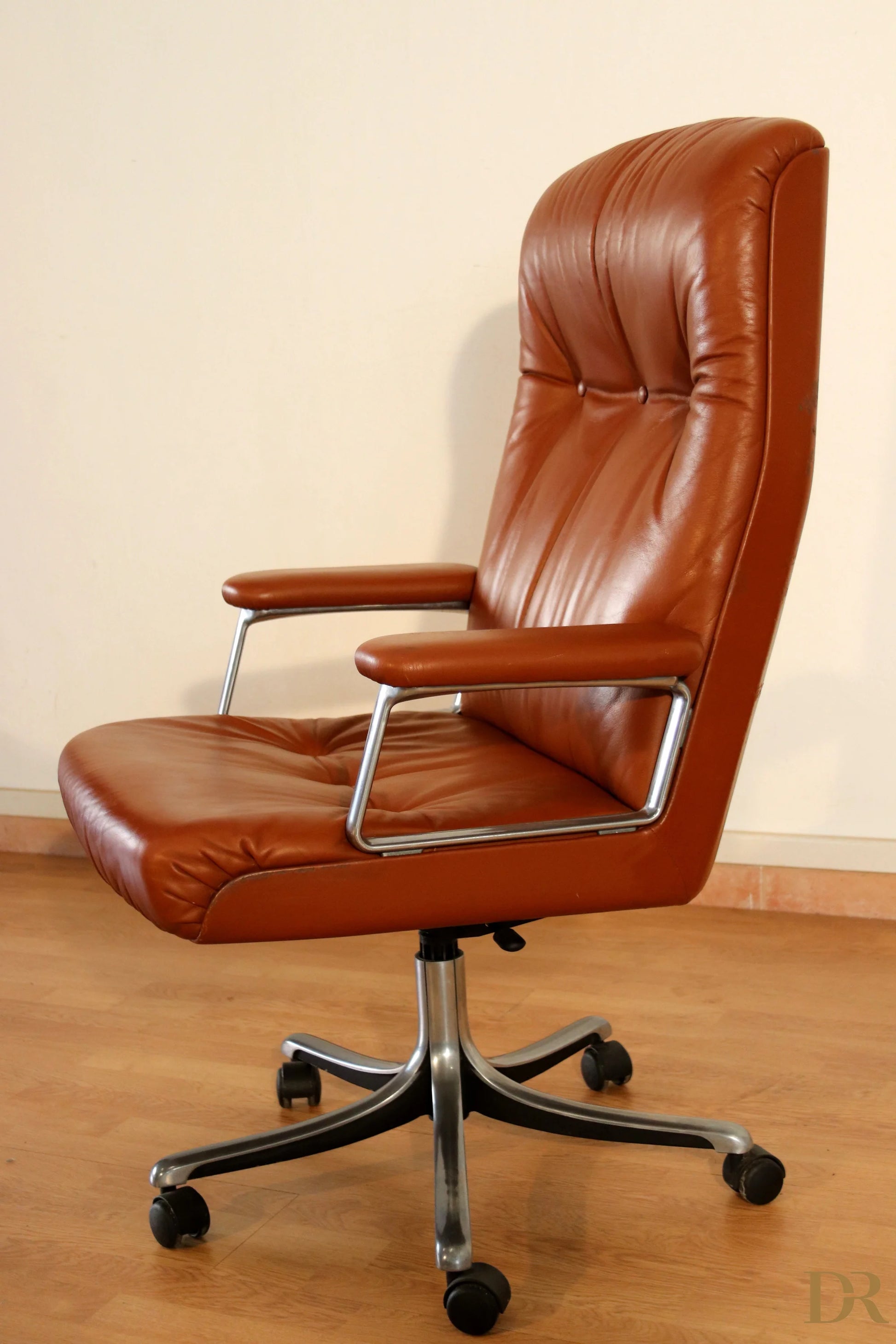 Sedia da ufficio direzionale tecno p126 marrone in pelle con struttura cromata coniuga l’estetica industriale di osvaldo borsani