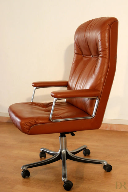 Sedia da ufficio direzionale tecno p126 marrone in pelle con struttura cromata coniuga l’estetica industriale di osvaldo borsani