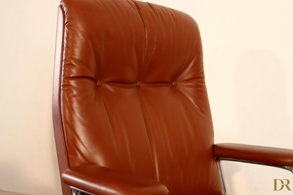 Sedia da ufficio direzionale tecno p126 con schienale capitonné in pelle marrone e struttura cromata di osvaldo borsani