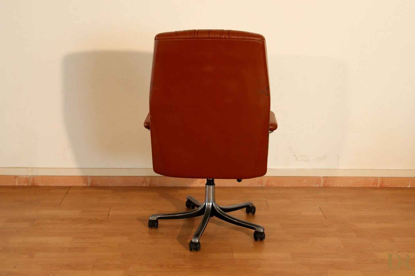 Sedia da ufficio direzionale p126 executive osvaldo in pelle marrone con base in cromo coniuga l’estetica industriale