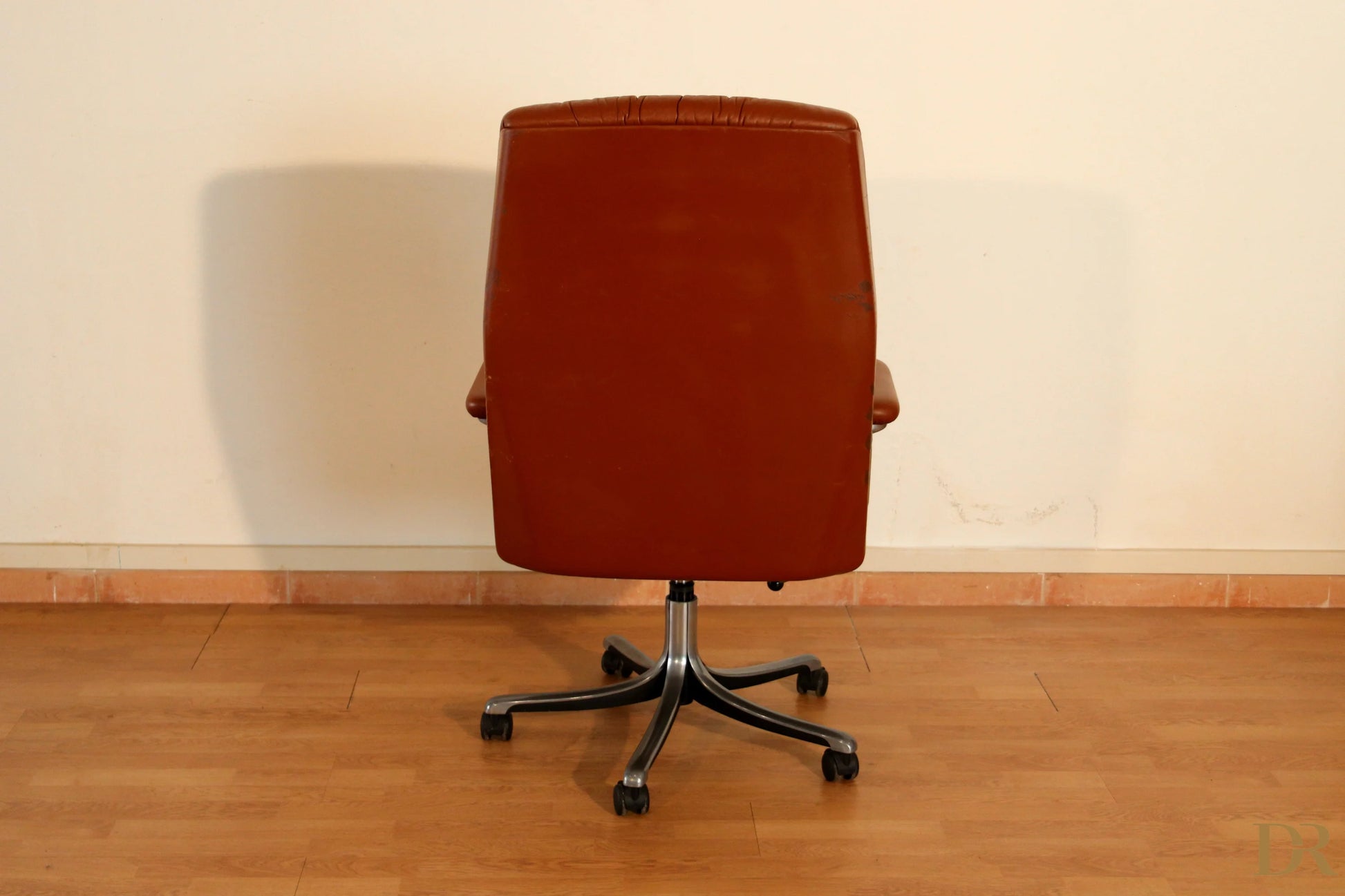 Sedia da ufficio direzionale p126 executive osvaldo in pelle marrone con base in cromo coniuga l’estetica industriale
