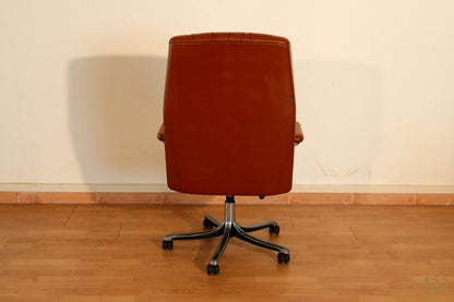 Sedia da ufficio direzionale p126 executive osvaldo in pelle marrone con base in cromo coniuga l’estetica industriale