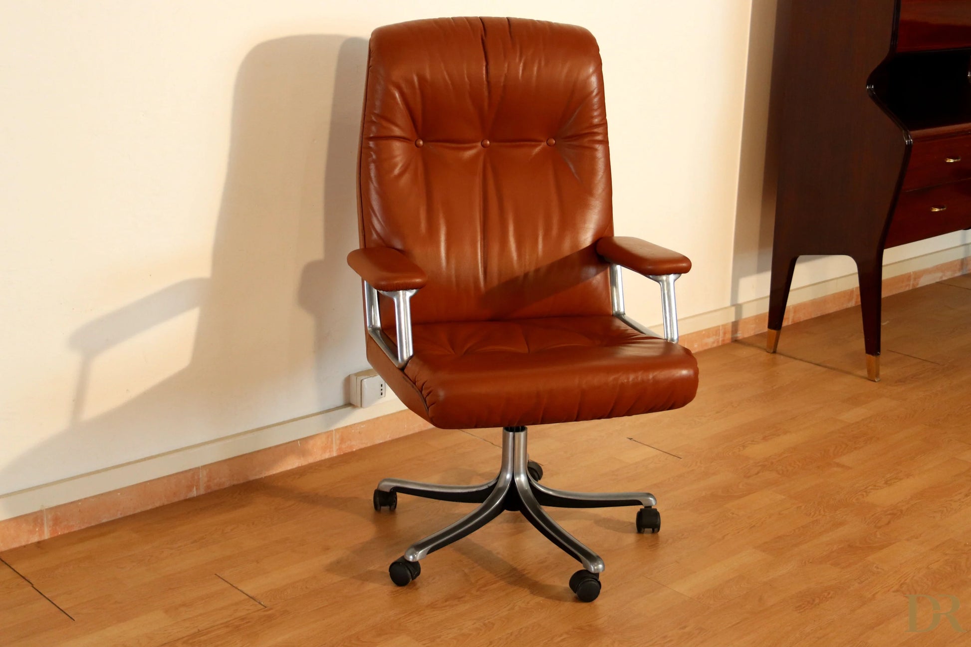 Poltrona da ufficio direzionale tecno p126 in pelle marrone con braccioli e base in cromo coniuga l’estetica industriale