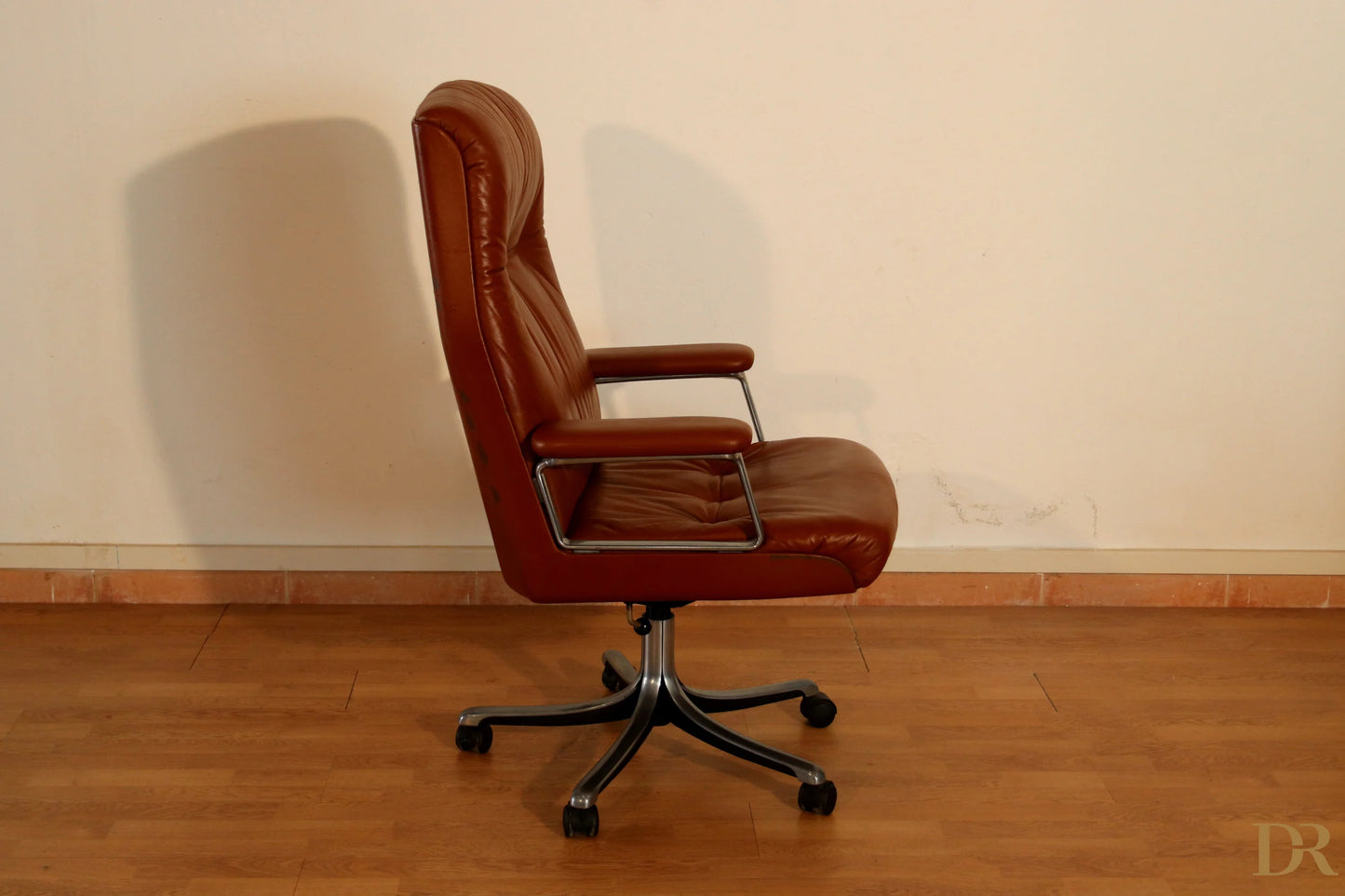 Sedia da ufficio Tecno P126 executive Osvaldo in pelle marrone con struttura in metallo cromato coniuga l’estetica industriale