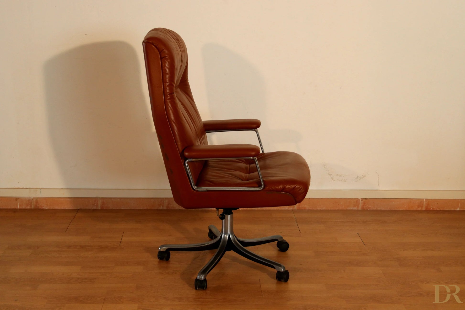 Sedia da ufficio Tecno P126 executive Osvaldo in pelle marrone con struttura in metallo cromato coniuga l’estetica industriale