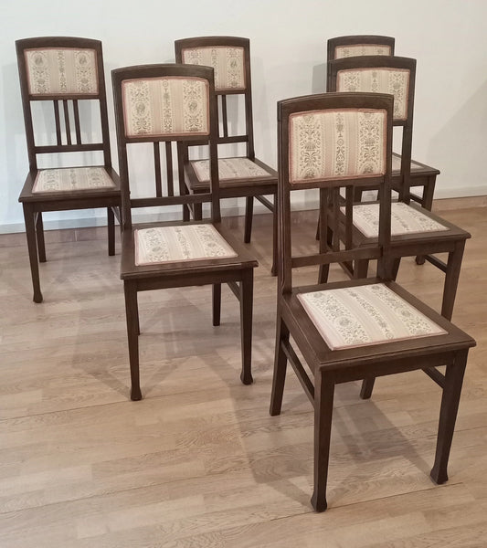 Ensemble de six chaises de salle à manger vintage de style italien en chêne massif avec assise et dossier rembourrés.