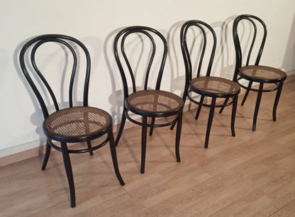 Set thonet italia di quattro sedie da pranzo in faggio curvato con seduta in paglia disposte in fila