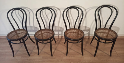Set di 4 sedie da pranzo in faggio curvato con seduta in canna nello stile thonet italia disposte in fila