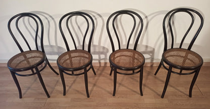 Quattro sedie da pranzo in faggio curvato con seduta in paglia nello stile thonet italia set disposte in fila