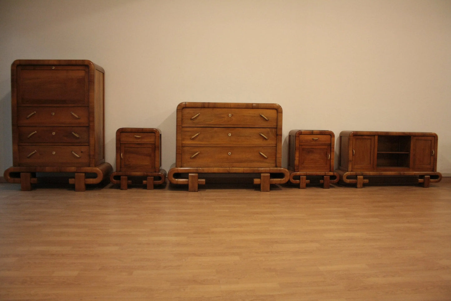 Camera da letto in noce art decò anni 50 con mobili abbinati in legno stile vintage modernariato