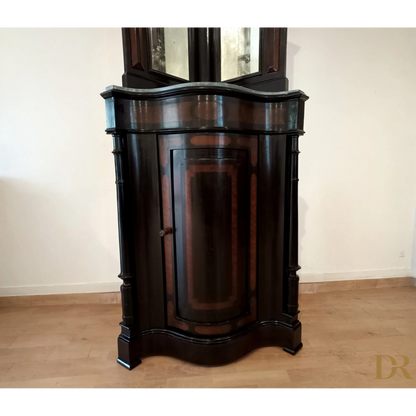 Cabinet in ottime condizioni con curve e dettagli ornamentali, splendida angoliera