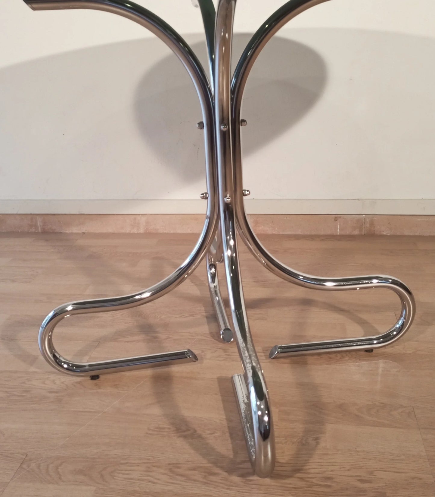 Base tavolino da caffè con gambe tubolari curve in acciaio cromato italia per ripiano in vetro fumé