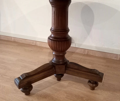 Base di tavolo tondo ottocento in noce stile umbertino vintage con dettagli intagliati e tre piedi curvi