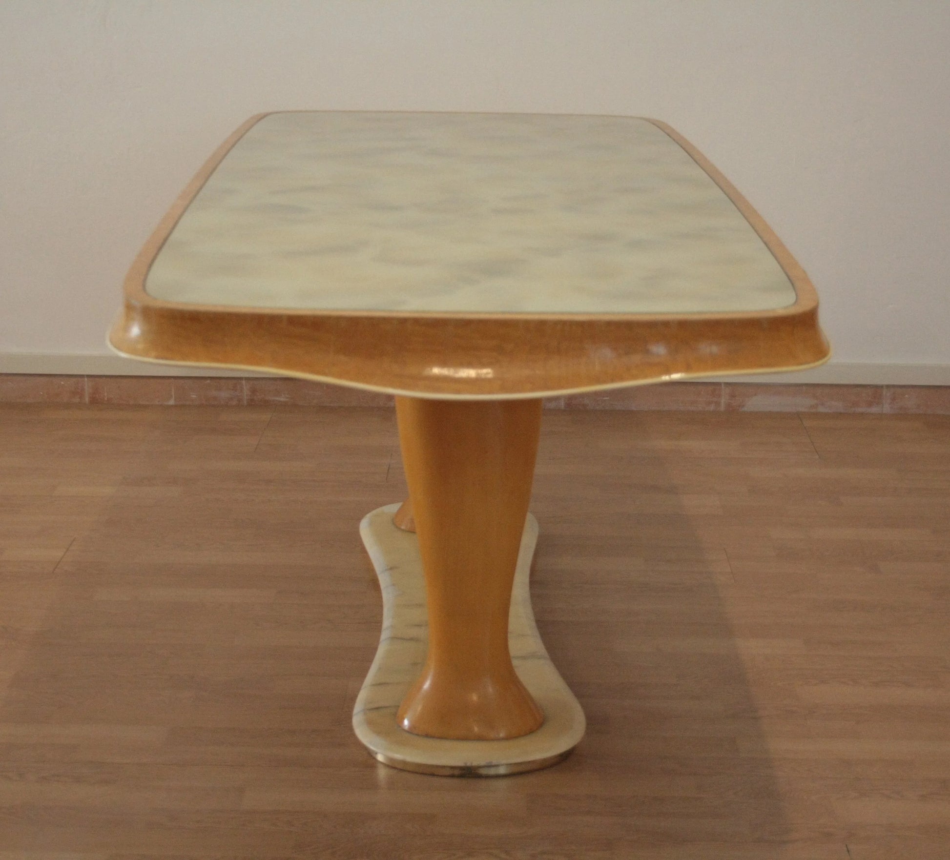 Tavolo da pranzo mid-century moderno vittorio dassi rettangolare color crema e marrone chiaro legno anni cinquanta