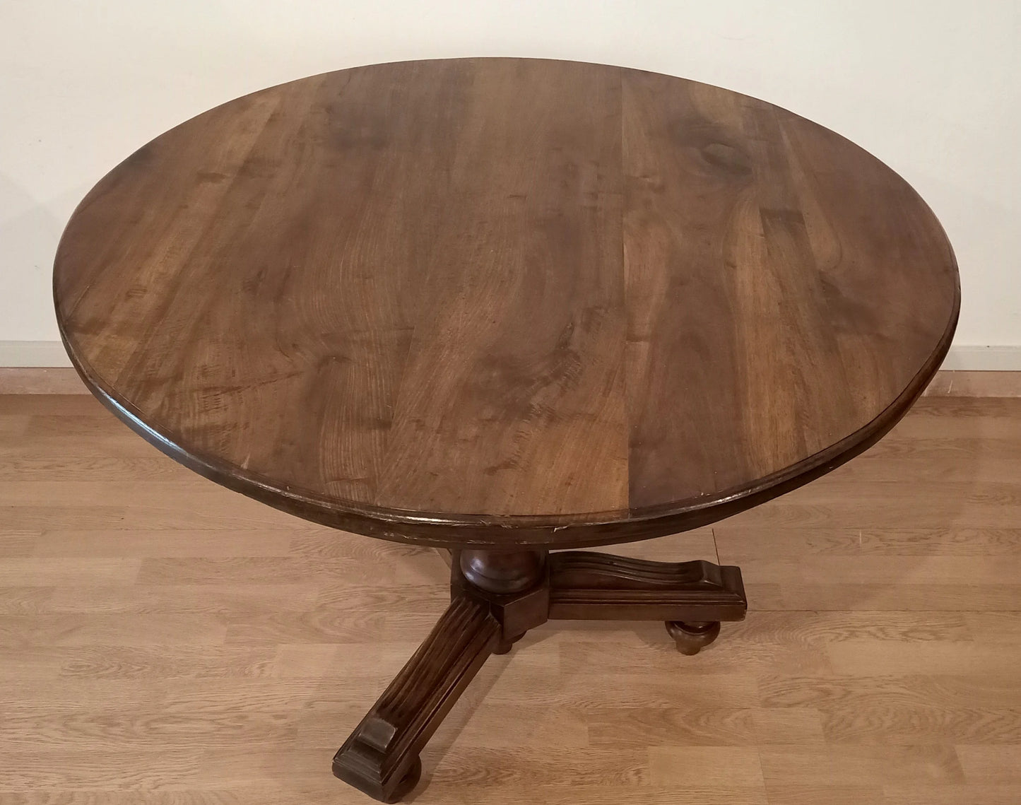 Tavolo tondo ottocento in noce stile umbertino vintage con finitura scura e base in legno massello