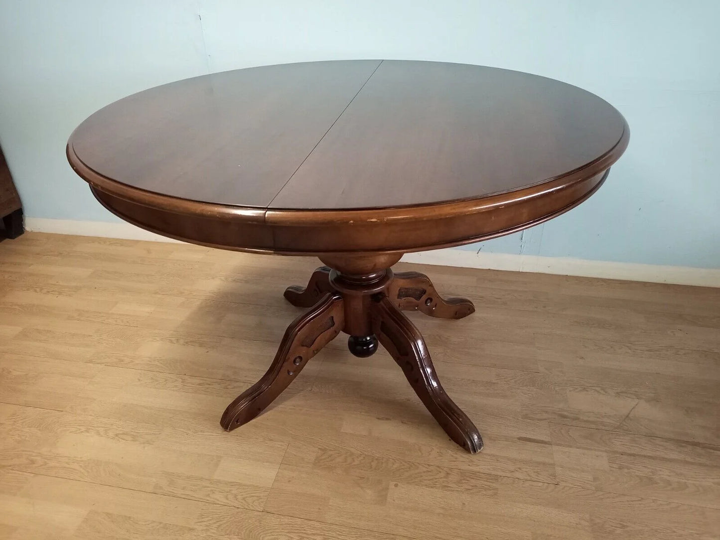 Tavolo tondo allungabile stile luigi filippo in legno con base a girello, perfetto per casa vintage anni 1970 circa