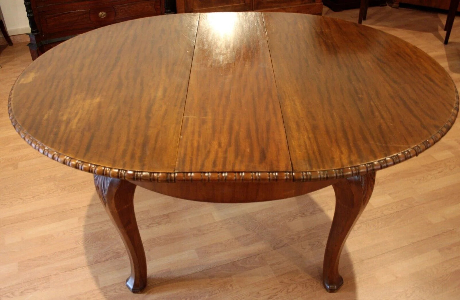 Tavolo tondo vintage allungabile in rovere stile luigi filippo con gambe cabriole curve degli anni 1960