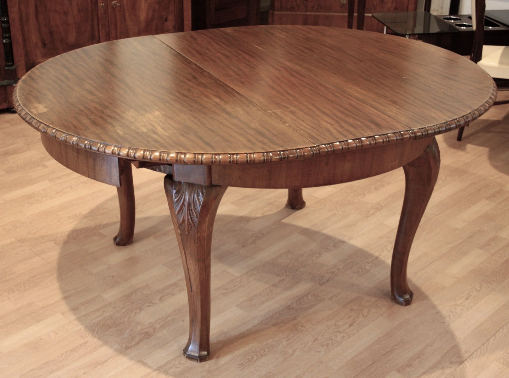 Tavolo vintage tondo allungabile in rovere con gambe cabriole incise e bordo decorativo stile Luigi Filippo anni 1960