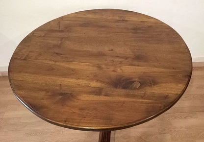 Tavolo tondo ottocento in noce stile umbertino vintage con finitura macchiata e design elegante