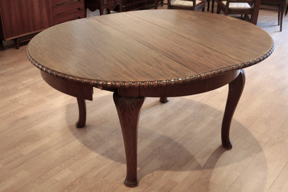 Tavolo tondo vintage allungabile in rovere con gambe cabriole scolpite e bordo decorativo stile luigi filippo 1960