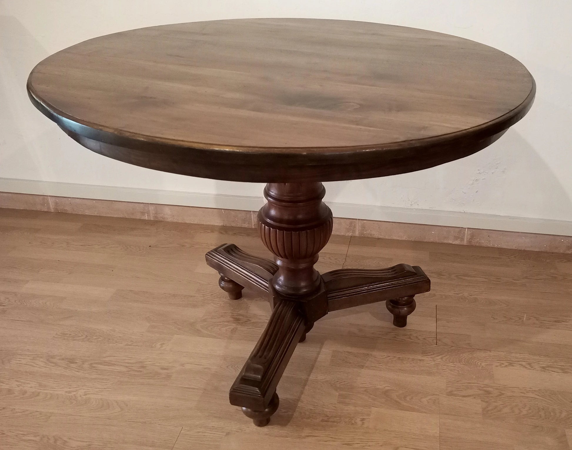 Tavolo tondo ottocento in noce con base a piedistallo ornata stile umbertino vintage elegante e robusto