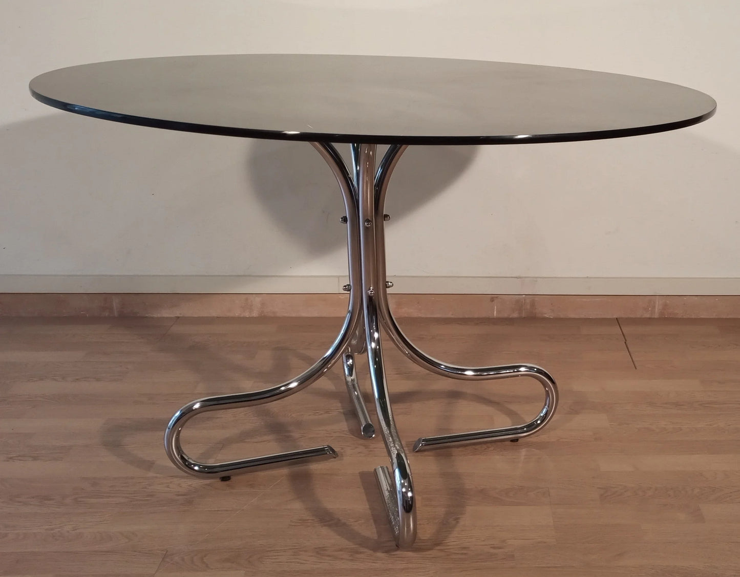 Tavolino da caffè in acciaio cromato con base tubolare e ripiano rotondo in vetro fumé design mid-century italia