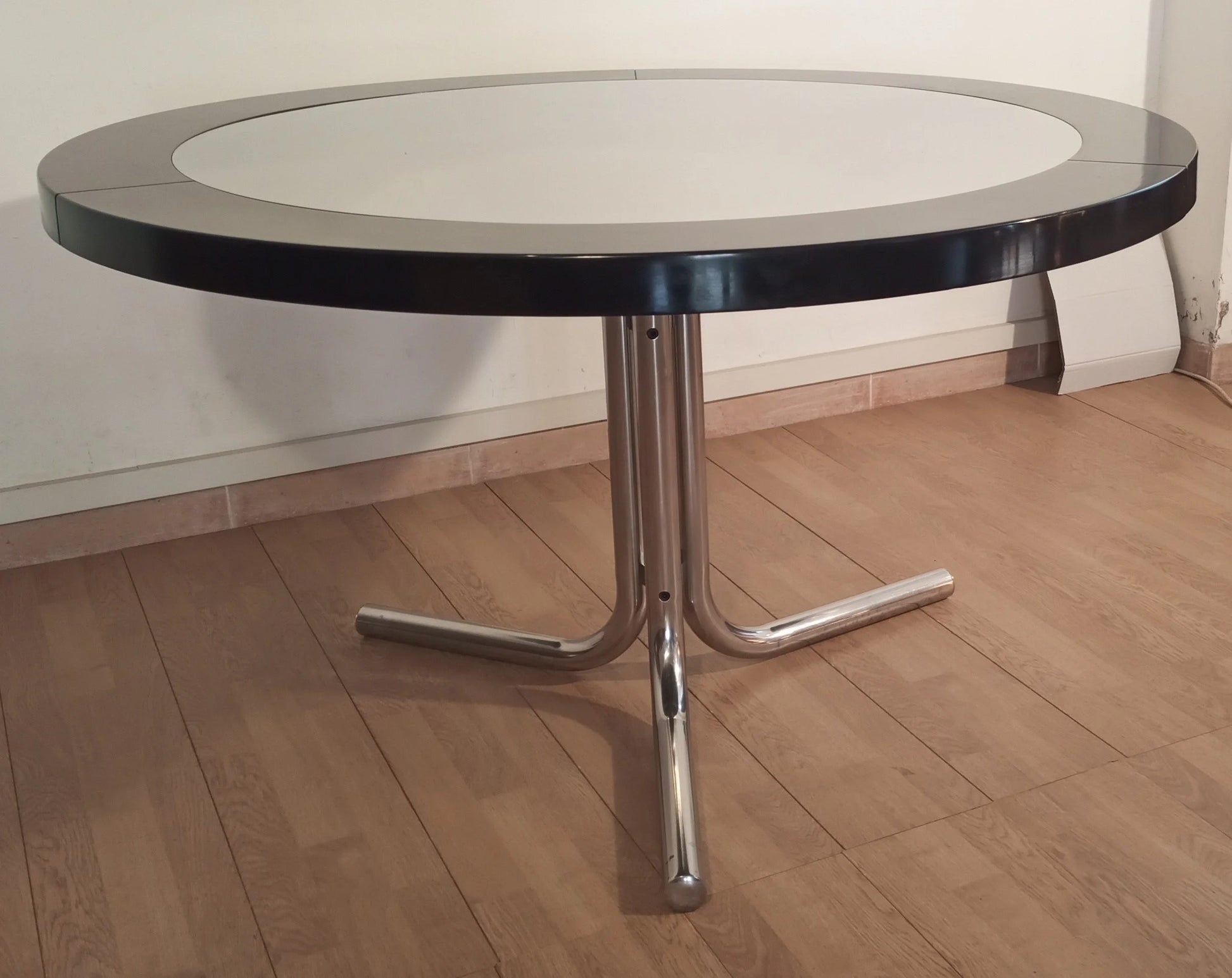 Tavolo da pranzo desco vintage di achille castiglioni per zanotta con piano in vetro tondo e gambe cromate