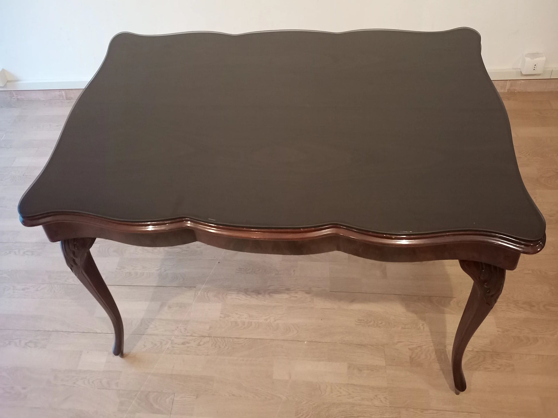 Tavolo chippendale vintage in noce con vetro temperato fumè splendido e gambe cabriole curve in legno scuro