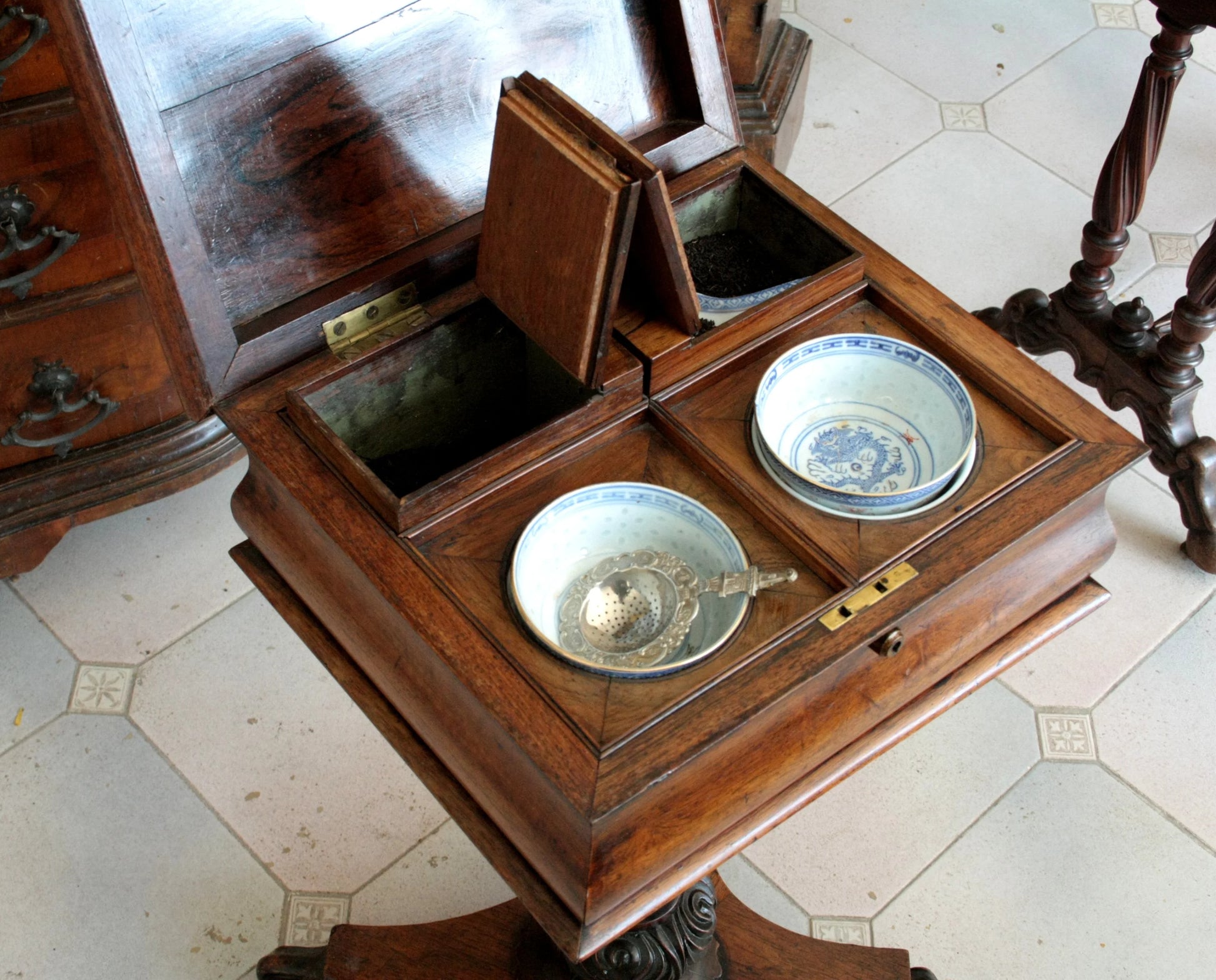 Mobile per tè gugliemo iv inglese realizzato intorno alla prima metà del secolo gran con due scomparti in legno e ciotole in ceramica