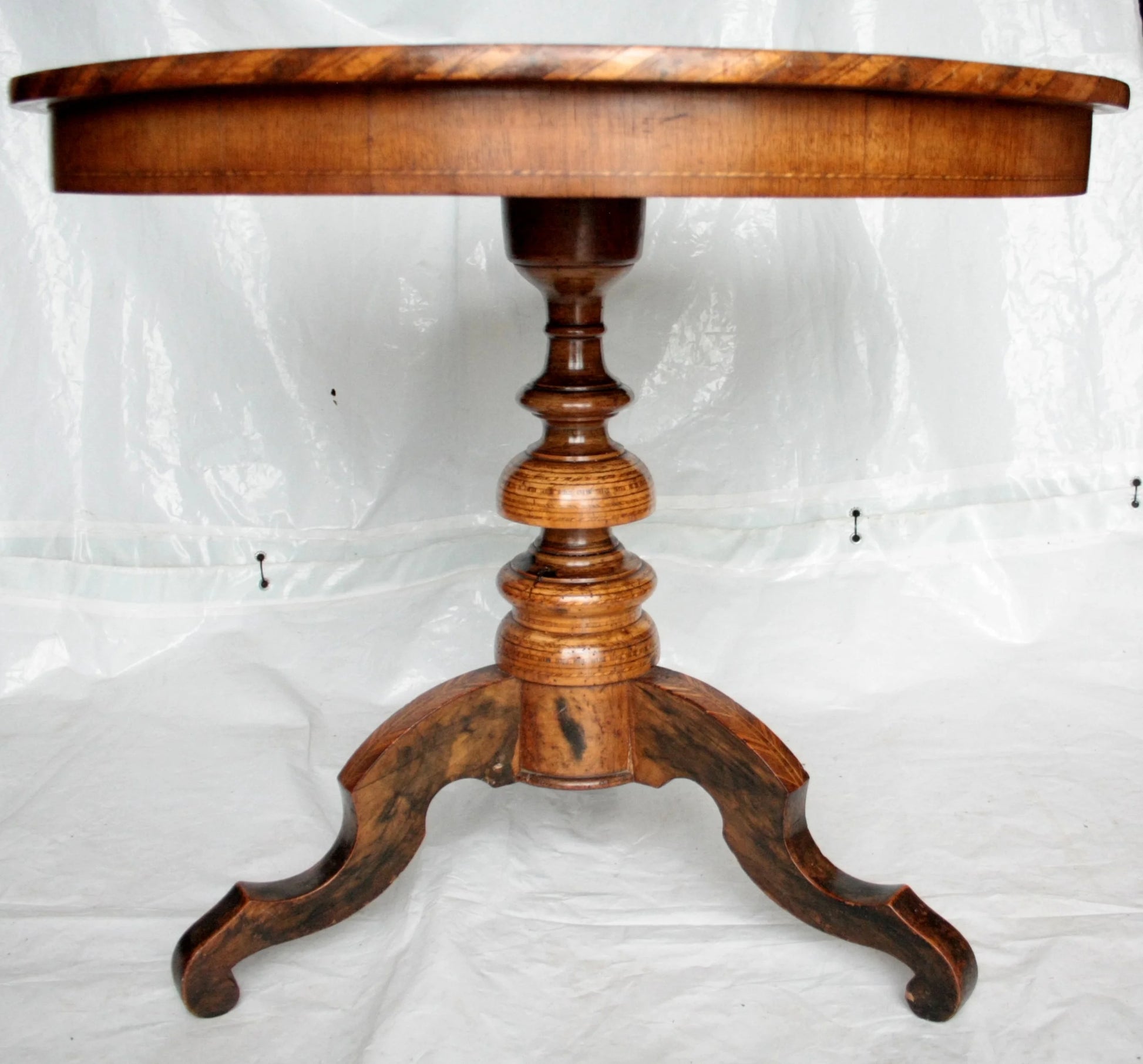 Tavolo da centro intarsiato italia in legno con motivi geometrici e dimensioni perfette ante 1890